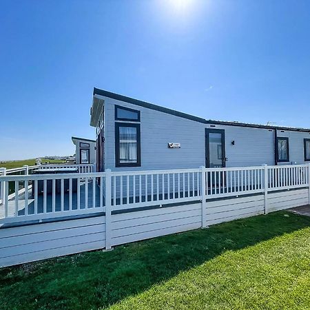 Beautiful Lodge With Full Sea Views At Broadland Sands In Suffolk Ref 20235Bs Hopton on Sea Exterior photo