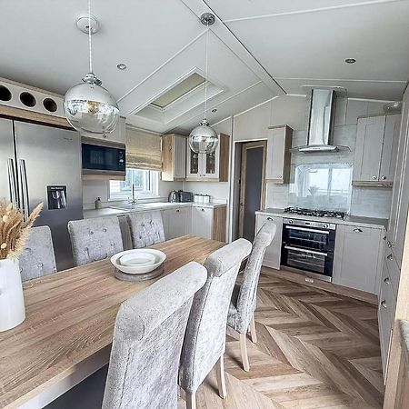 Beautiful Lodge With Full Sea Views At Broadland Sands In Suffolk Ref 20235Bs Hopton on Sea Exterior photo
