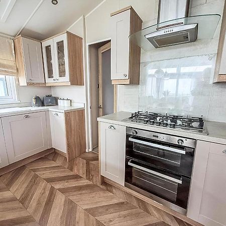 Beautiful Lodge With Full Sea Views At Broadland Sands In Suffolk Ref 20235Bs Hopton on Sea Exterior photo