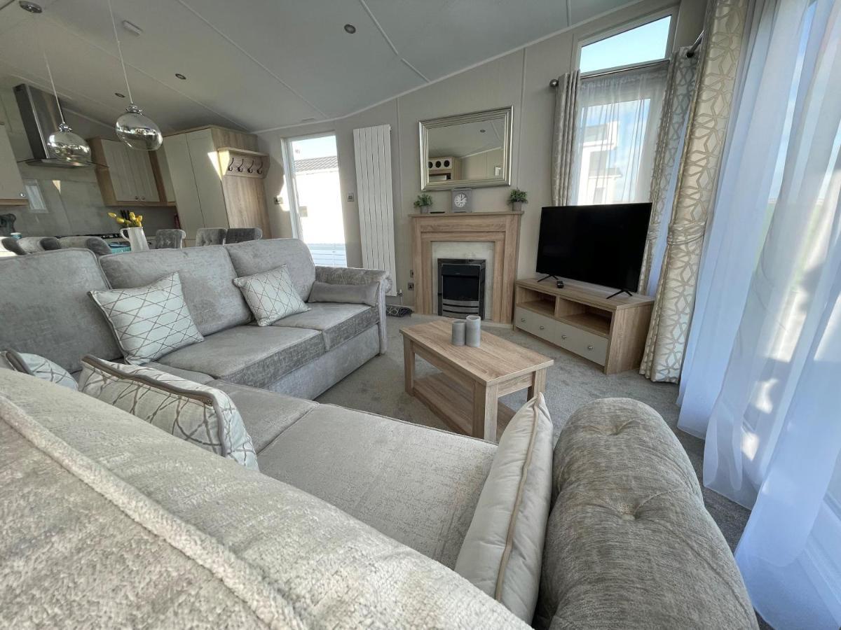 Beautiful Lodge With Full Sea Views At Broadland Sands In Suffolk Ref 20235Bs Hopton on Sea Exterior photo