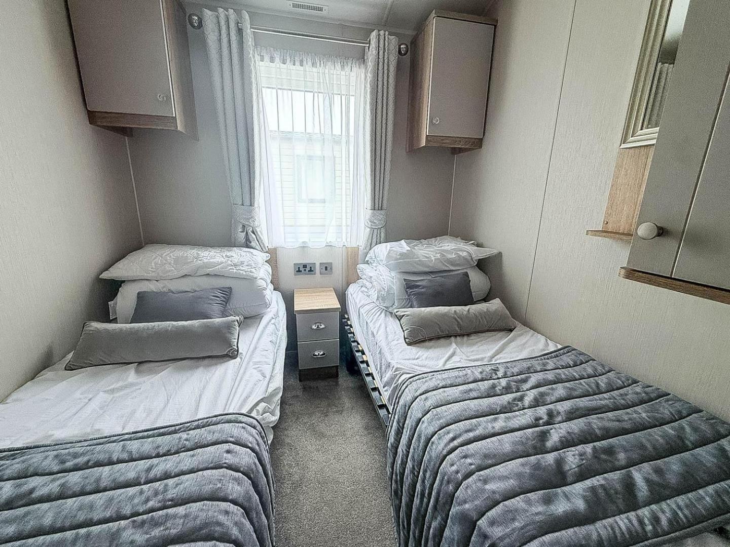 Beautiful Lodge With Full Sea Views At Broadland Sands In Suffolk Ref 20235Bs Hopton on Sea Exterior photo